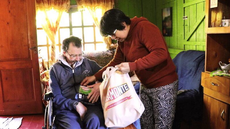 Alberto y su esposa reciben sus obsequios. Ella comprará un televisor para su esposo.