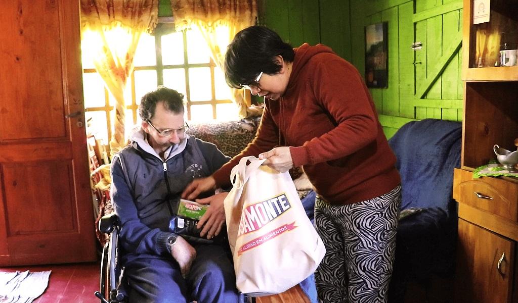 Alberto y su esposa reciben sus obsequios. Ella comprará un televisor para su esposo.