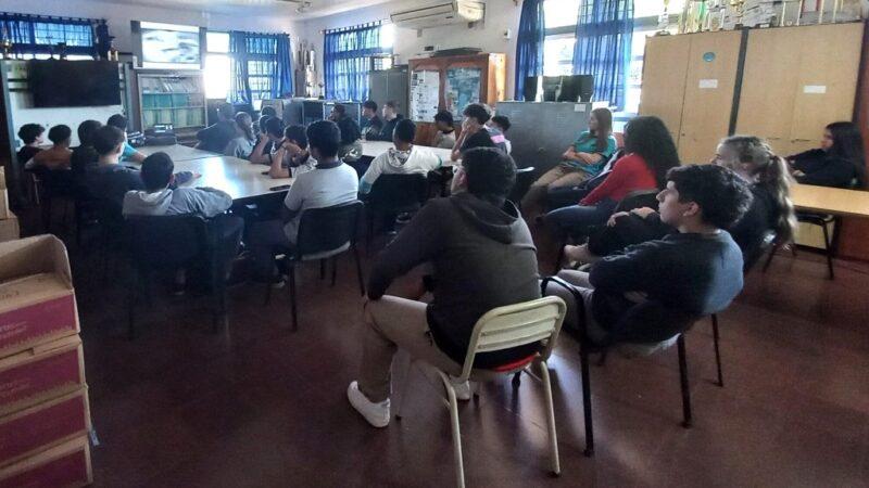 Alumnos de la EPET 10 durante la charla de prevención de adicciones.