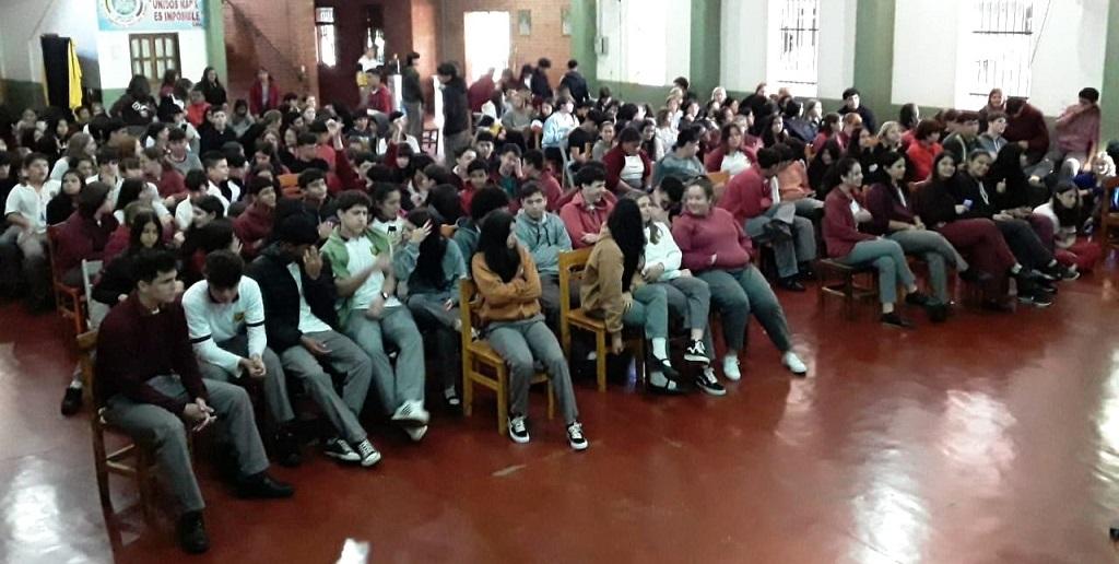 Alumnos del Instituto Juan Pablo II, durante la charla de juego saludable y prevención de adicciones.