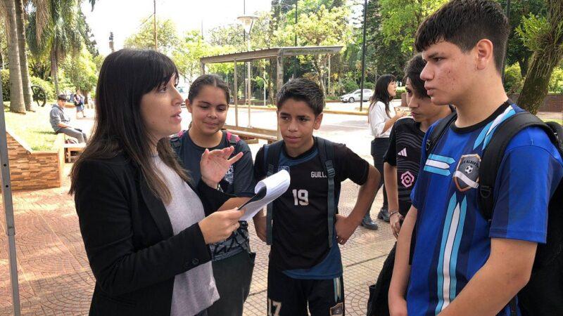 María Belén Díaz Beltrán charla con un grupo de adolescentes sobre juego saludable en la plaza.