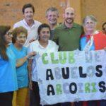 Los abuelos del Club Arcoiris junto a Héctor Decut y Pablo Hassan.