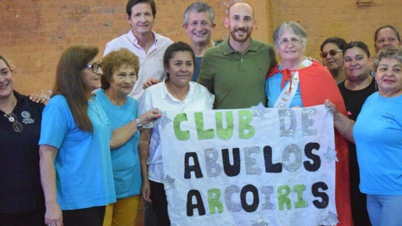 Los abuelos del Club Arcoiris junto a Héctor Decut y Pablo Hassan.