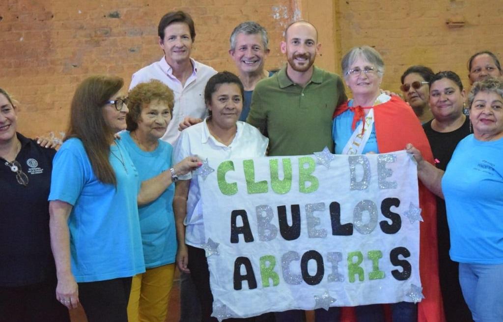 Los abuelos del Club Arcoiris junto a Héctor Decut y Pablo Hassan.