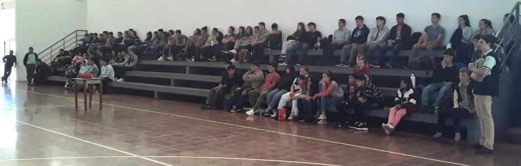 Alumnos de la UGL y EPET durante la charla, en el patio de la escuela.