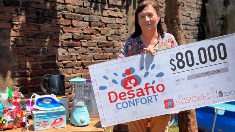 Lilian Chamorro, muestra su cheque. El premio será para disfrutar en familia.