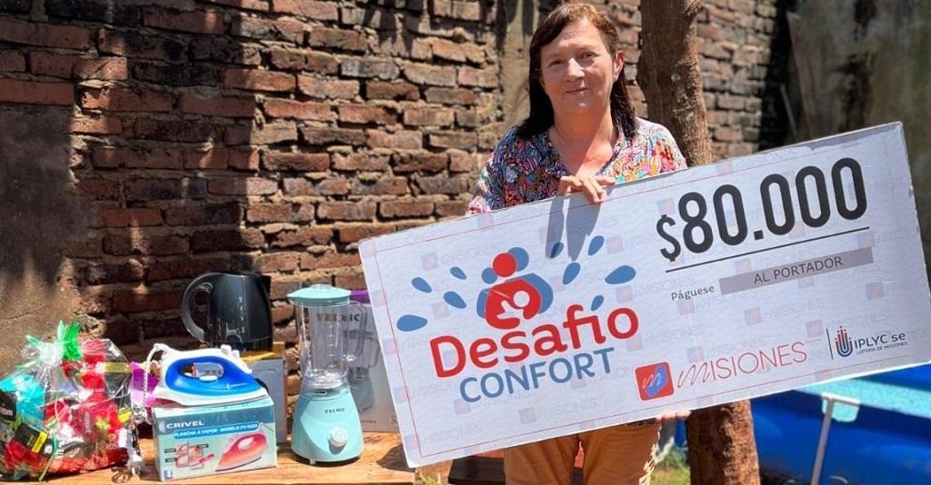 Lilian Chamorro, muestra su cheque. El premio será para disfrutar en familia.