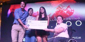 Tres deportistas reciben sus becas al deporte adaptado de manos de Héctor Decut.