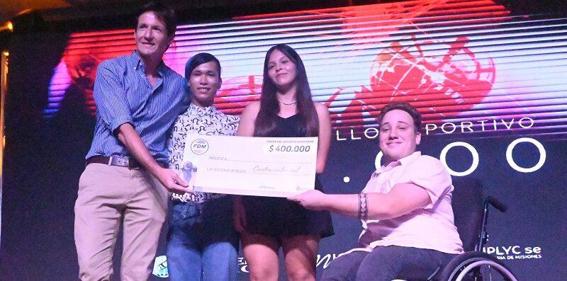 Tres deportistas reciben sus becas al deporte adaptado de manos de Héctor Decut.