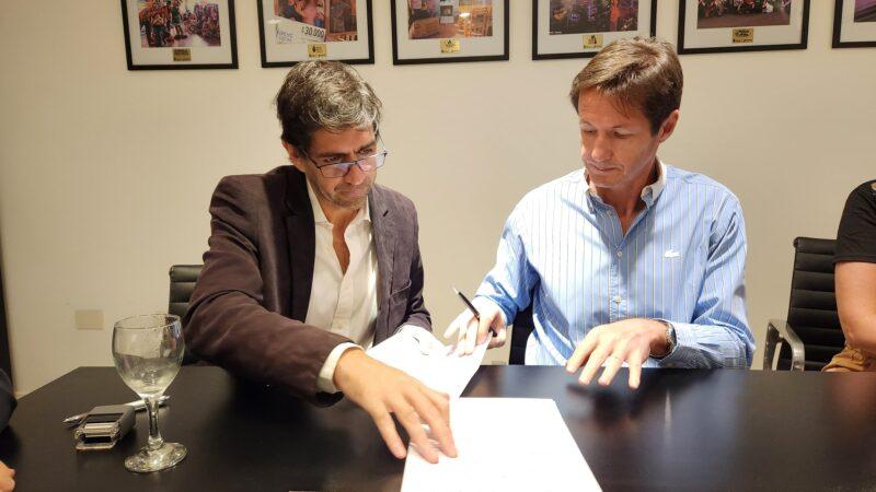 Gustavo Turkienicz y Héctor Decut firman el acuerdo entre el IPLyC y el Fondo de Crédito de Misiones.