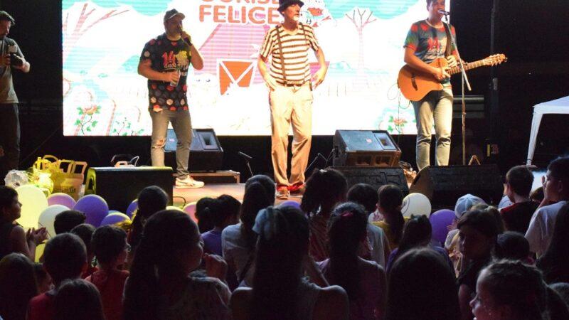 Poca Sopa y Suena Sanfona cantan en el escenario frente al público infantil.