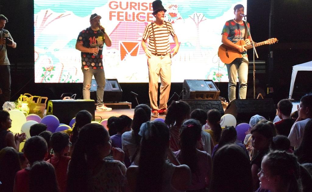 Poca Sopa y Suena Sanfona cantan en el escenario frente al público infantil.