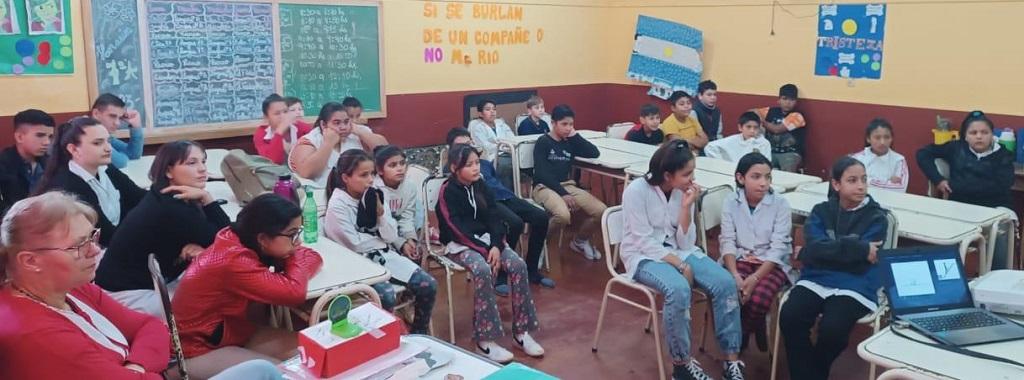 Alumnos de la escuela 86 miran video junto a sus docentes.