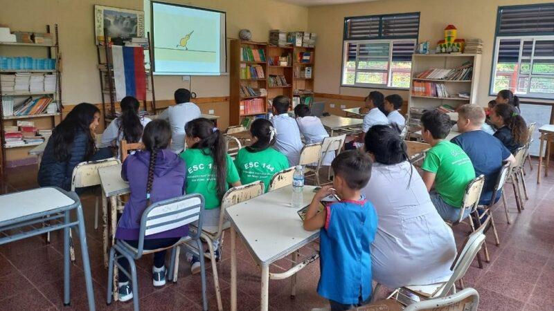 Alumnos de la Escuela 144 miran video proyectado durante la charla de prevención de adicciones.