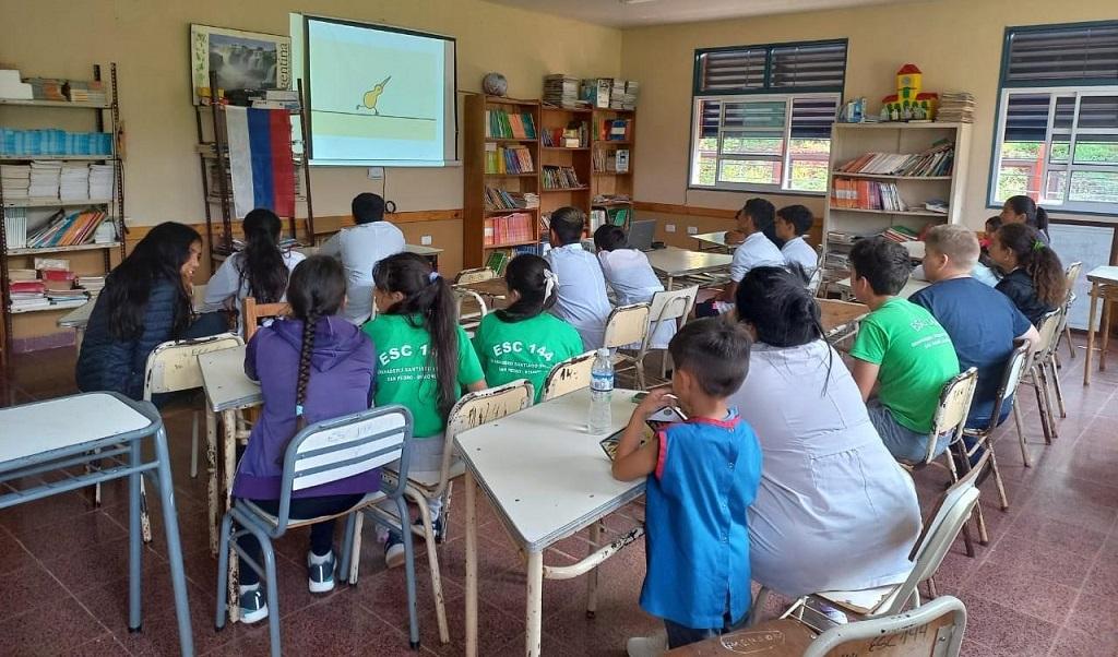 Alumnos de la Escuela 144 miran video proyectado durante la charla de prevención de adicciones.