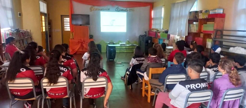 Alumnos de la Escuela 144 miran video proyectado durante la charla de prevención de adicciones.