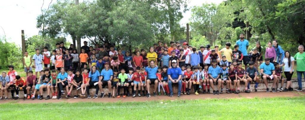 Foto grupal de todos los niños y el equipo de Vivamos Fútbol.