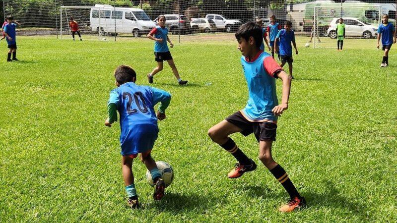 Dos jugadores se disputan la pelota en el cierre de la segunda temporada de Vivamos Fútbol.