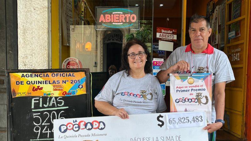 Alejandro Mayol y Ana María Escalada, que vendió el primer premio, frente a la agencia.