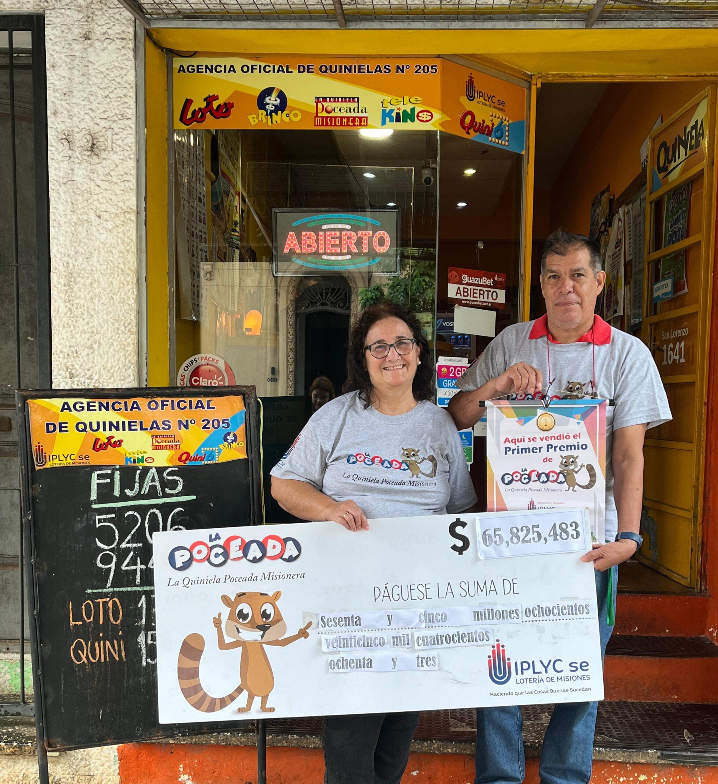 Alejandro Mayol y Ana María Escalada, que vendió el primer premio, frente a la agencia.