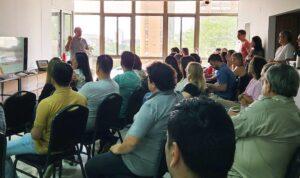 Grupo de empleados durante la capacitación sobre como actuar ante casos de incendios.