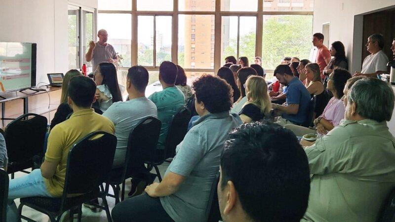 Grupo de empleados durante la capacitación sobre como actuar ante casos de incendios.