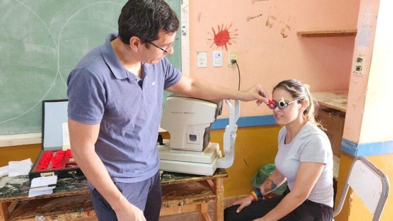 Oftalmólogo hace control de vista a vecina en el operativo del Barrio Santa Helena.