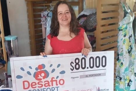 Gisel muestra su cheque, que guardará para los regalos de Papá Noel.