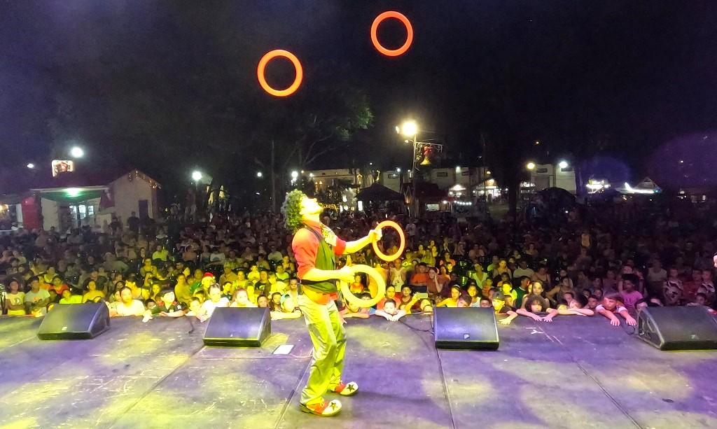 Tata Pó hace malabares con aros frente al público.