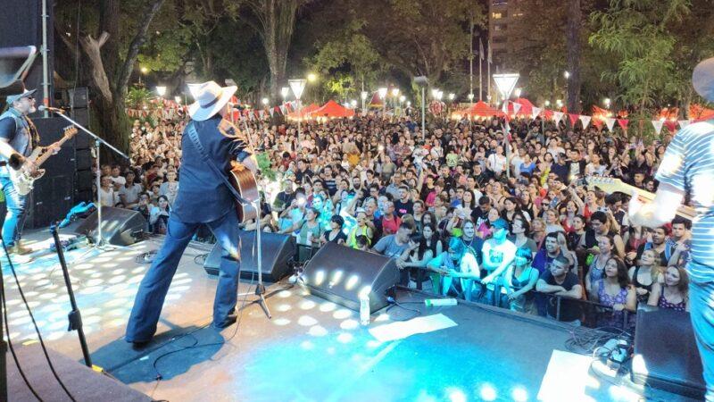 Los Rancheros brindan su show frente a multitudinario público en la plaza san Martín.