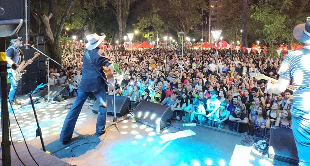 Los Rancheros brindan su show frente a multitudinario público en la plaza san Martín.