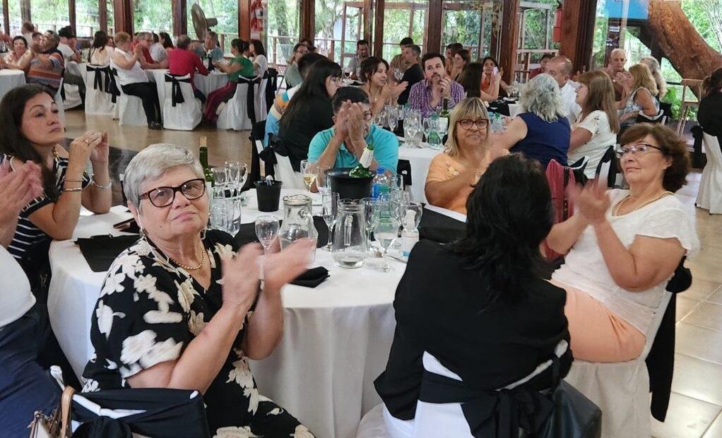 Agencieros y sus familias ubicados en sus mesas durante el almuerzo.