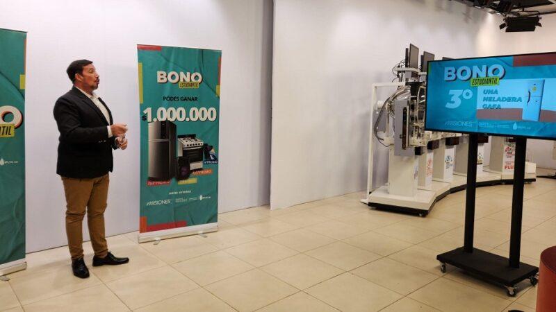 Conductor durante el sorteo del Bono estudiantil en la sala de sorteos.