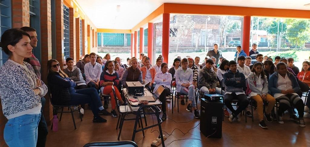 Isabel Zilvetti junto a alumnos durante una charla de prevención en escuelas, organizada por Juego Responsable.