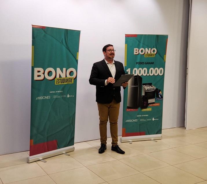 Conductor durante el sorteo del Bono estudiantil en la sala de sorteos.