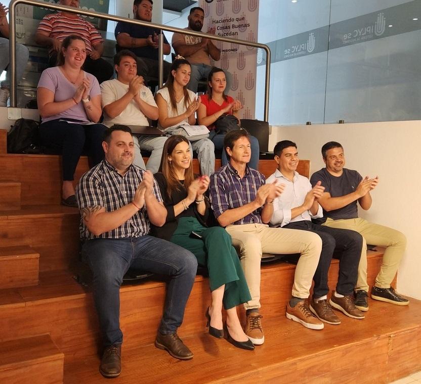 Marcelo Ledesma, Marianela Zdanowicz, Héctor Decut,  Fernando Meza y Pablo Núñez, en primera fila, presenciaron el sorteo en la sala de sorteos.