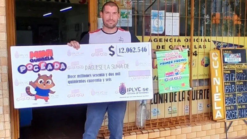 Titular de la Agencia 314 muestra el cheque frente a la agencia. Aumentaron las ventas con el pozo de la Mini.