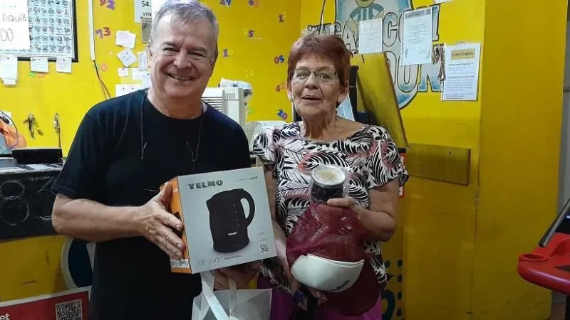 Roque Chávez y Blanca Echenique, dentro del local de la Agencia 417.