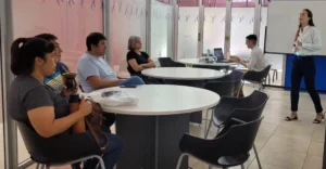 Agencieros en charla sobre créditos para mejorar sus locales.