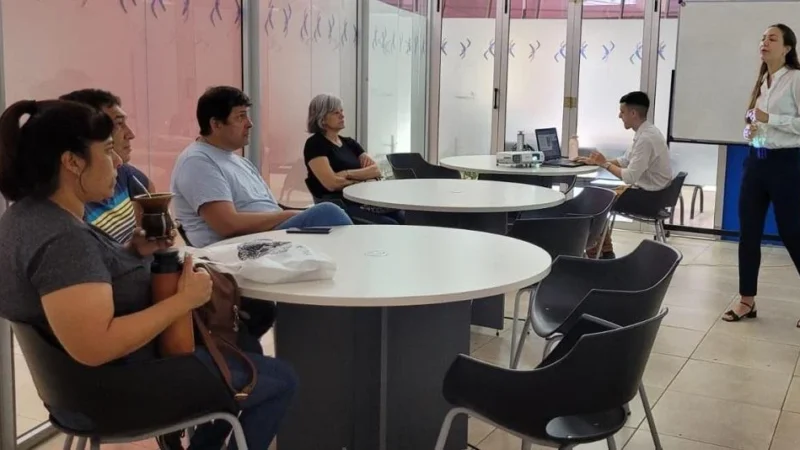 Agencieros en charla sobre créditos para mejorar sus locales.
