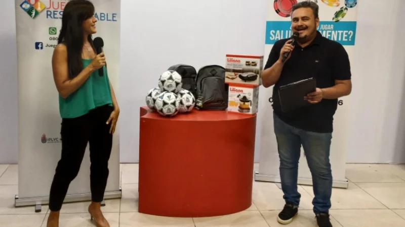 Marisa Seewald y Raúl Mandagaran durante el sorteo.