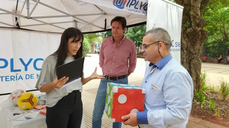Marisa Seewald informa sobre pautas de juego saludable a transeúnte.