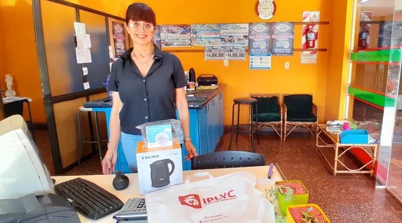 Cristina Pichaka en su agencia, elegida como la Agencia del mes.