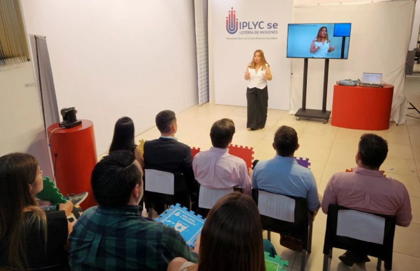 Noelia Giménez charla frente a los participantes en la sala de sorteos.