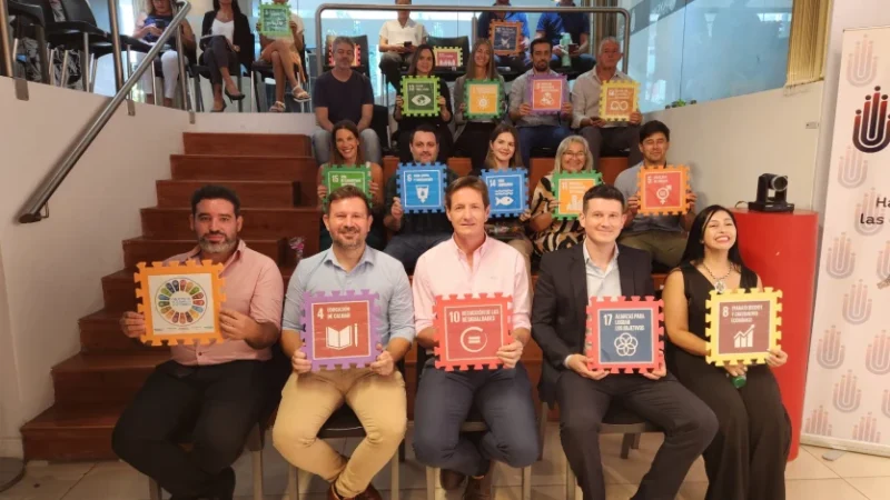 Héctor Decut, directivos y empleados en la capacitación en ODS.