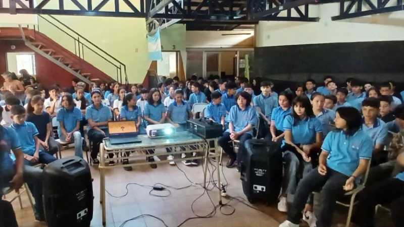 Alumnos de EPET 33 durante la charla sobre el uso de pantallas.