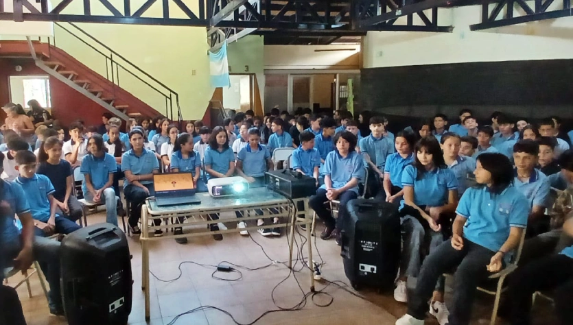 Alumnos de EPET 33 durante la charla sobre el uso de pantallas.