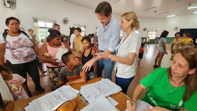 Héctor Decut junto a vecinos en el operativo Estamos con vos.