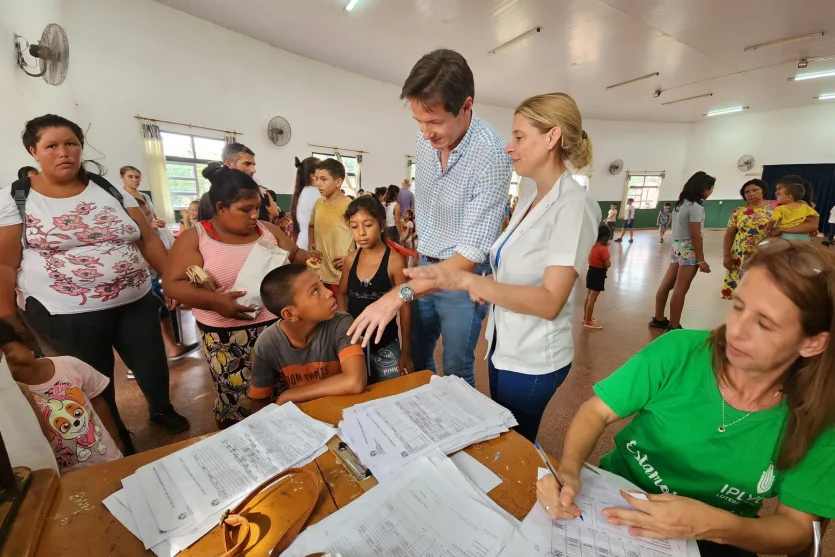 Héctor Decut junto a vecinos en el operativo Estamos con vos.