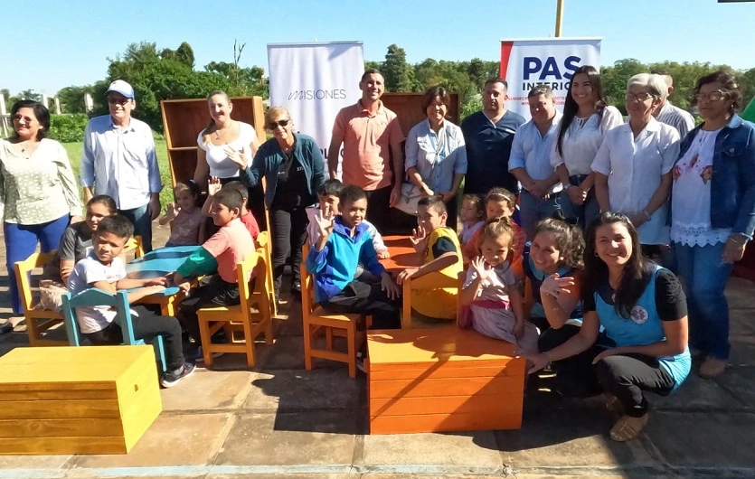 IPLyC Social entregó mobiliario al NENI 2089, niños y colaboradores disfrutan los mismos.